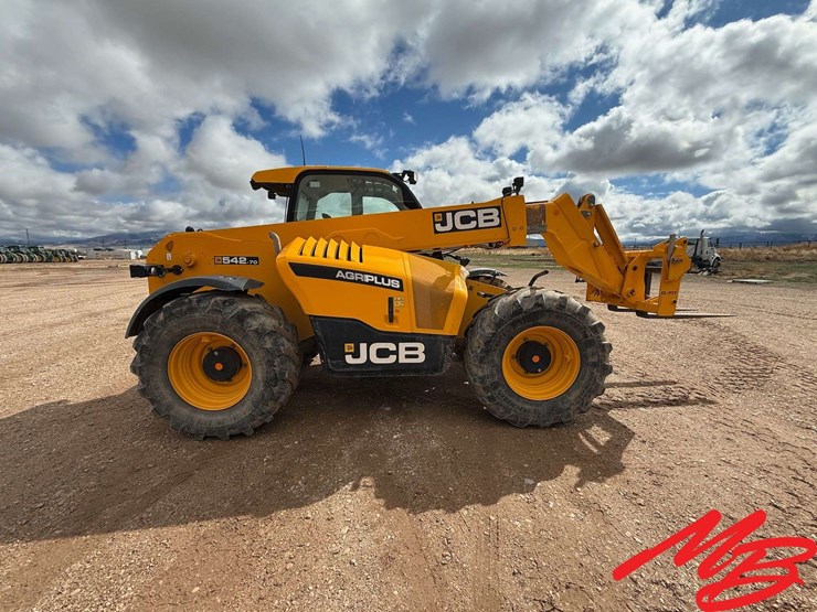 2021-jcb-542-70-agri-plus-image-3