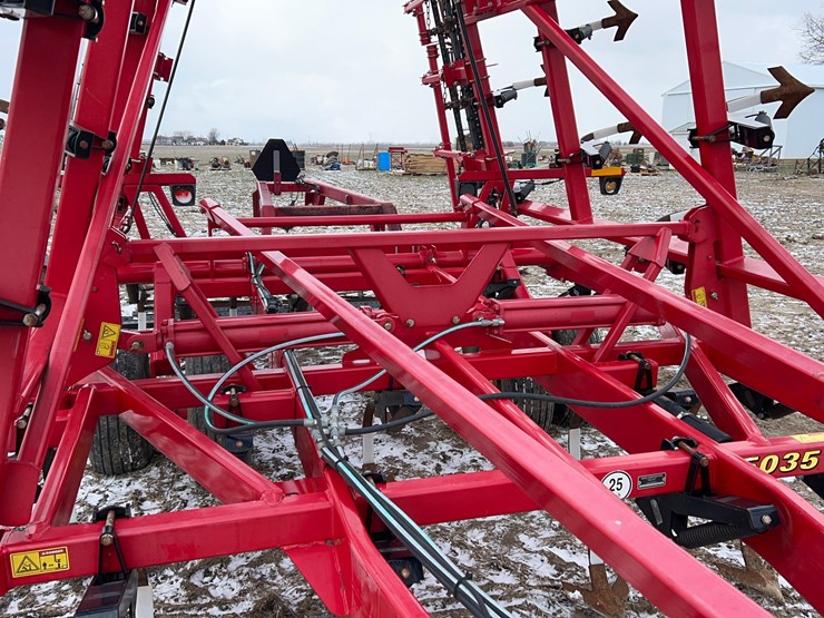 28.5'-sunflower-5035-field-cultivator-image-3