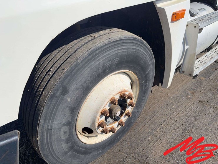 1997-freightliner-fld120-image-9