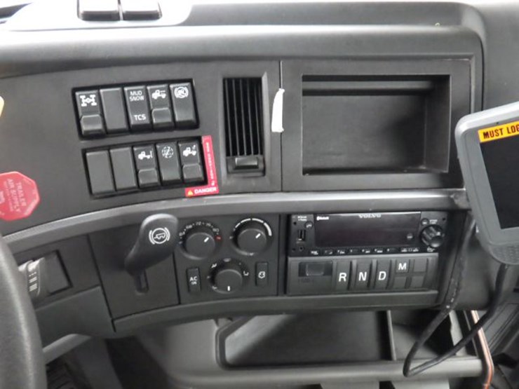 2022-volvo-vnl300-image-19