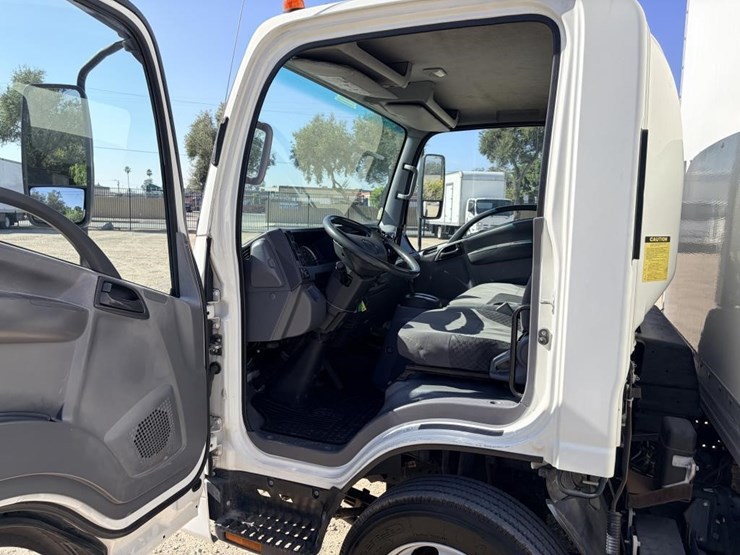 2015-isuzu-nrr-image-16