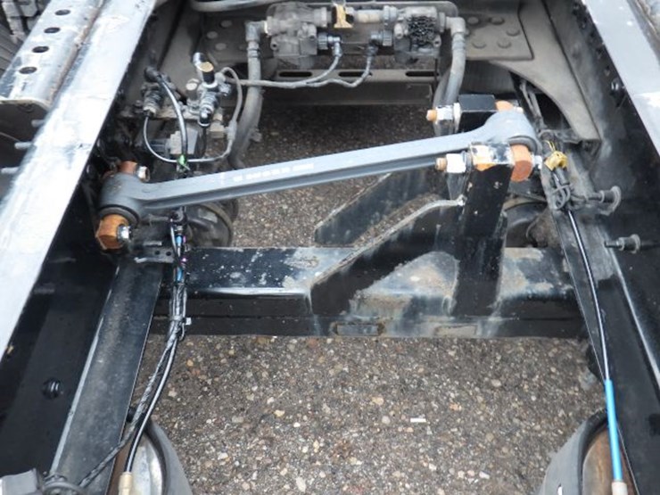 2019-volvo-vnl300-image-11