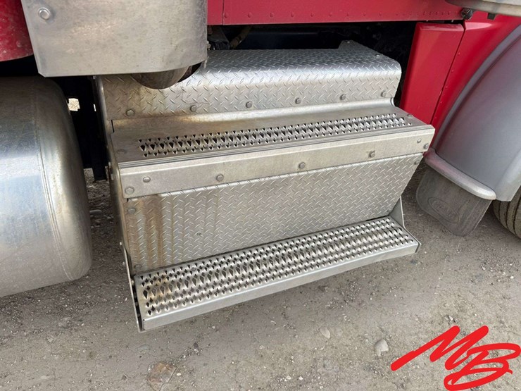 2013-peterbilt-388-image-24