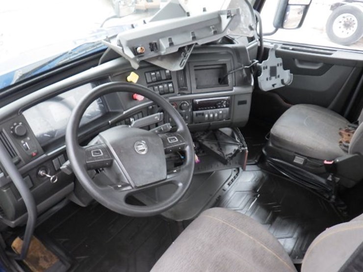 2018-volvo-vnl300-image-14