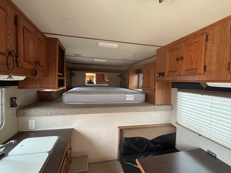 #1075-•-2005-featherlite-(4)-horse-slant-load-trailer-with-living-quarters-(nelson,-wi)-(has-wi-title)-image-8