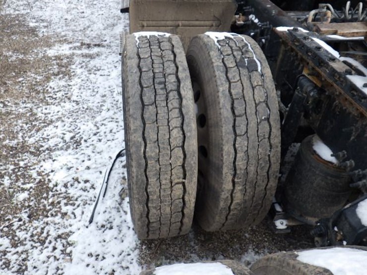 2022-volvo-vnl300-image-16