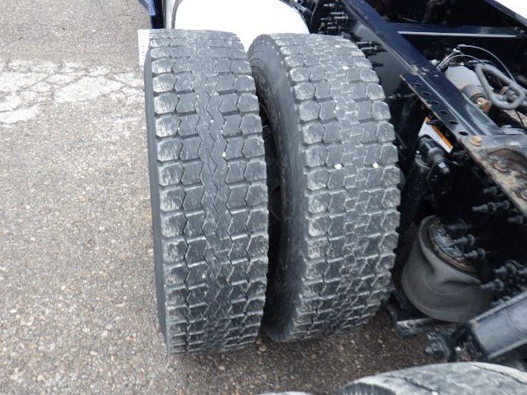 2018-volvo-vnl300-image-16