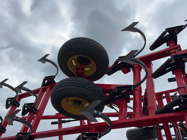 28.5'-sunflower-5035-field-cultivator-image-21