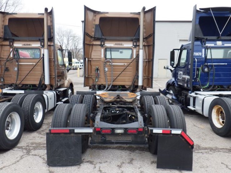 2019-volvo-vnl300-image-9