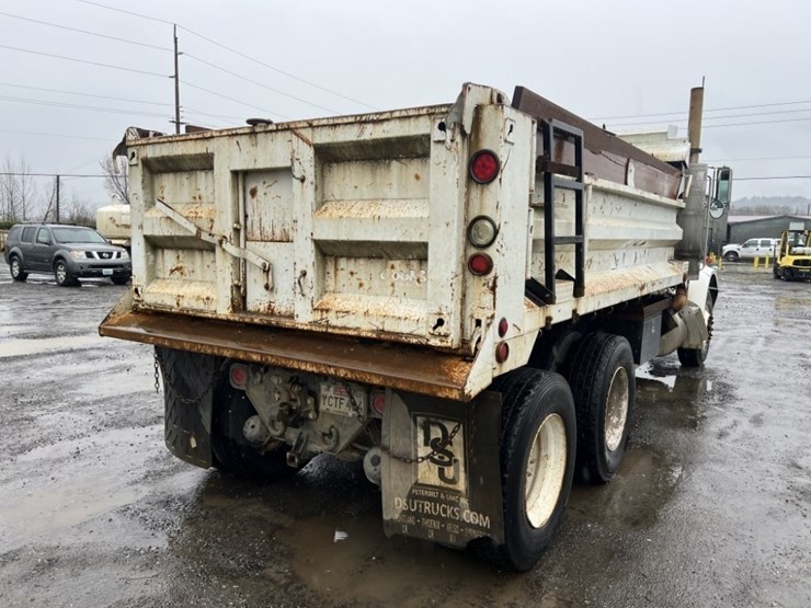 2004-peterbilt-330-image-4