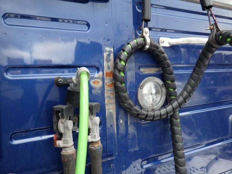 2019-volvo-vnl300-image-18