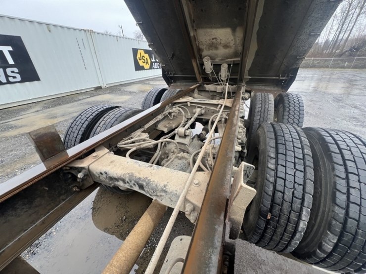 2004-peterbilt-330-image-29