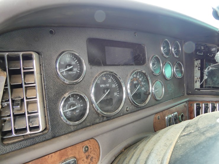 peterbilt-587-image-15