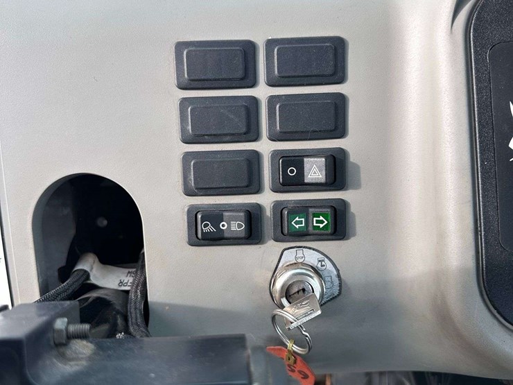 2007-bobcat-toolcat-5600-image-29