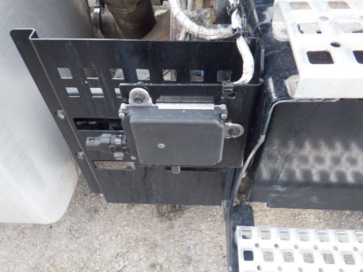 2022-volvo-vnl300-image-9