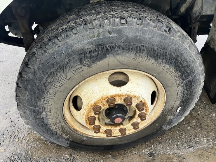 2004-peterbilt-330-image-14