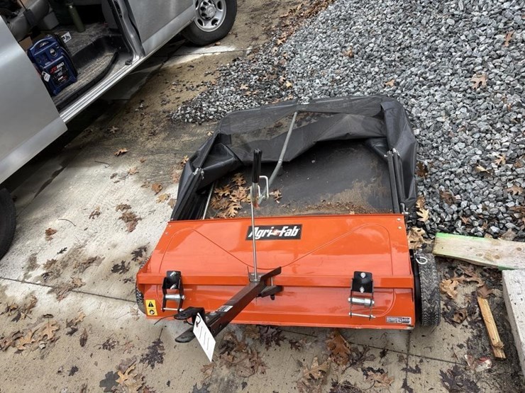 agri-fab-43"-lawn-sweeper-image-2