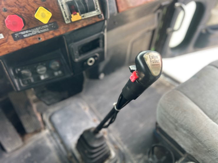 1999-peterbilt-379-image-46