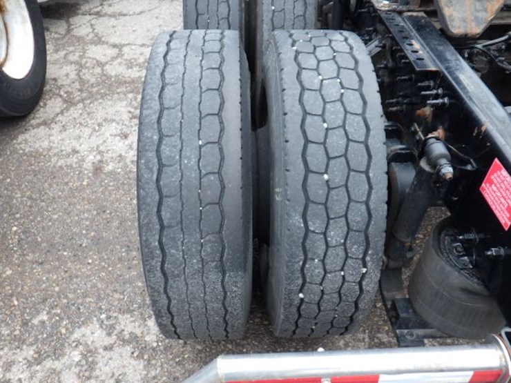 2018-volvo-vnl300-image-14