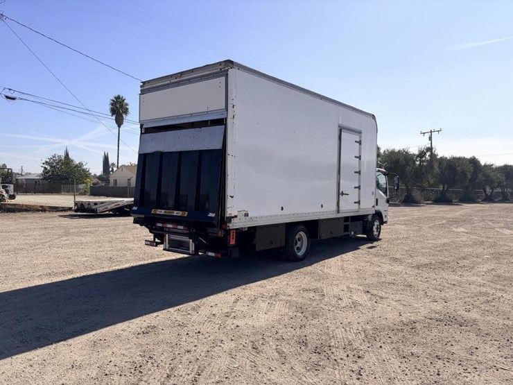 2017-isuzu-nrr-image-3