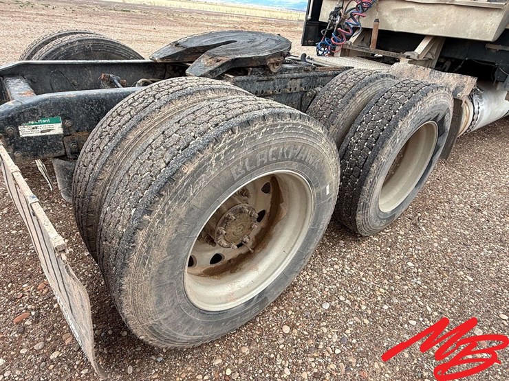 1999-freightliner-fld120-image-12