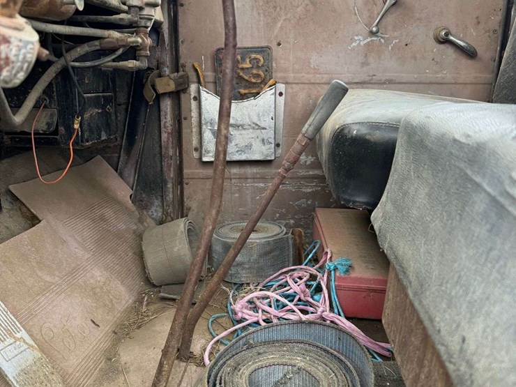 1964-peterbilt-351-image-18