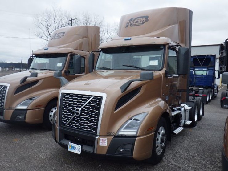 2022-volvo-vnl300-image-1