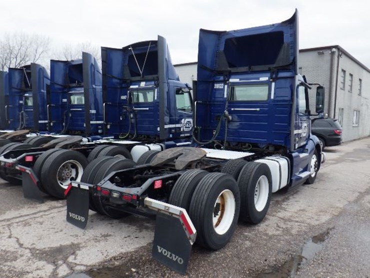 2018-volvo-vnl300-image-11