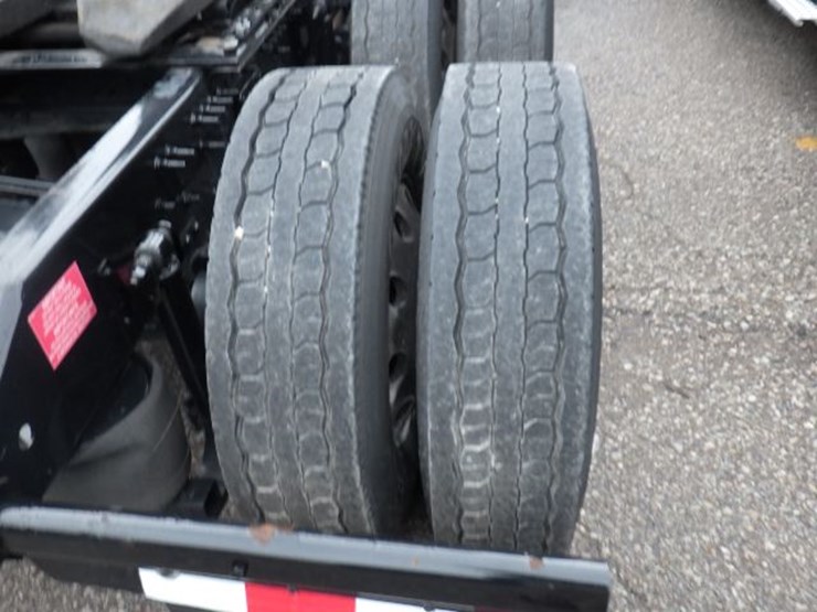 2022-volvo-vnl300-image-9