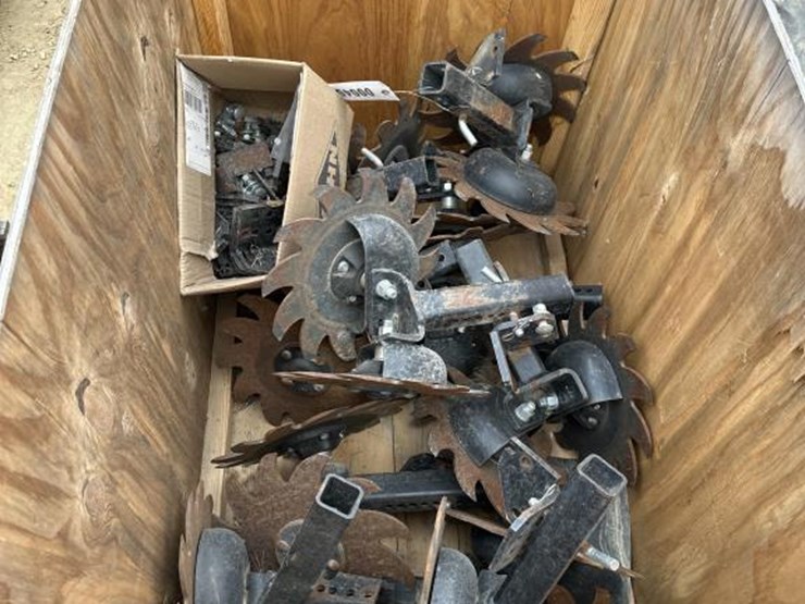 #45-•-shark-tooth-manual-adjustable-residue-wheels-image-1