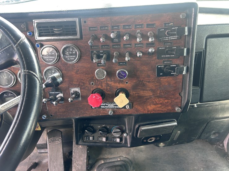 2000-peterbilt-379-image-49