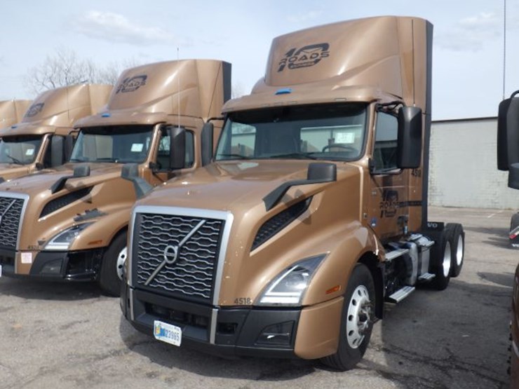 2022-volvo-vnl300-image-1