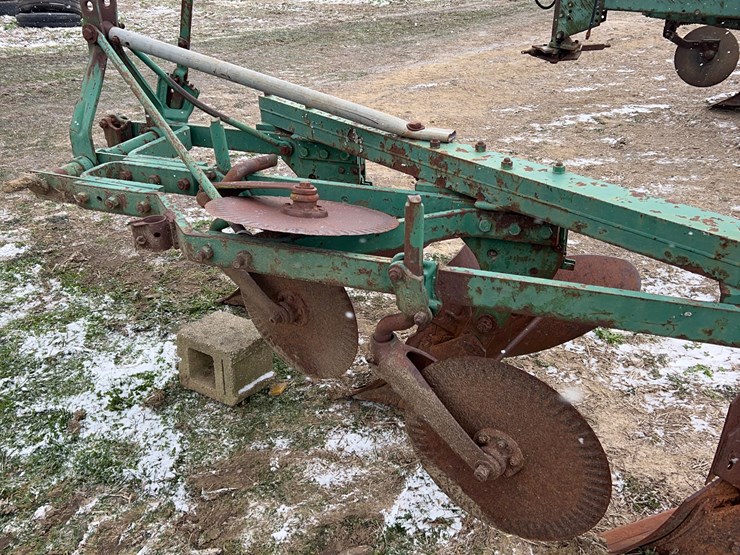 john-deere-3-btm-plow-image-6