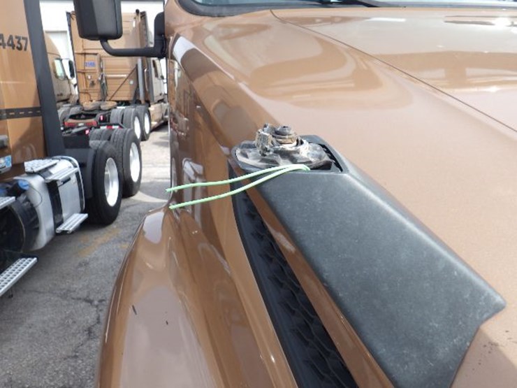 2022-volvo-vnl300-image-7