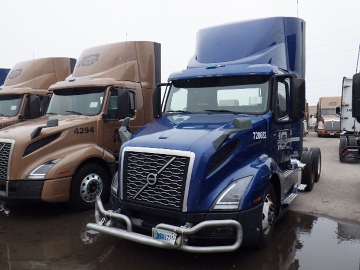 2020-volvo-vnl300-image-1