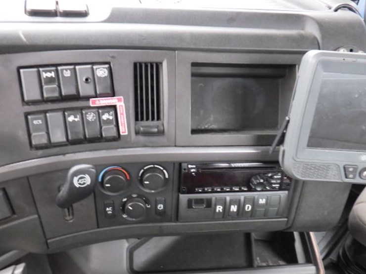 2018-volvo-vnl300-image-20