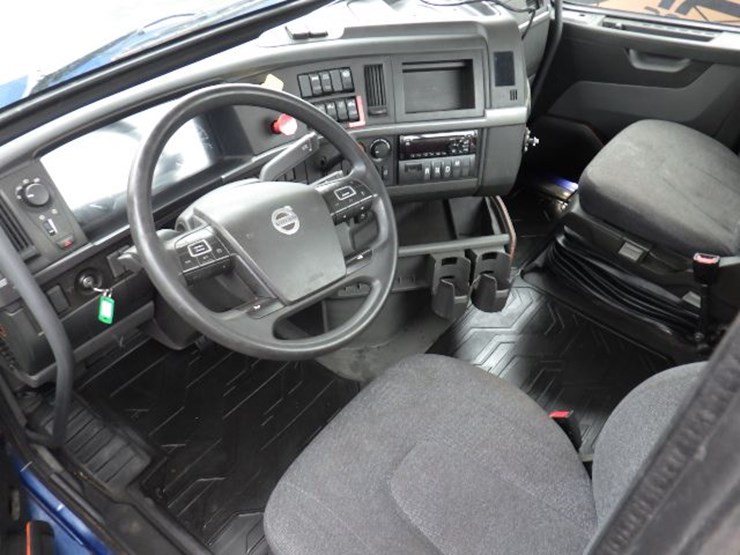 2020-volvo-vnl300-image-16