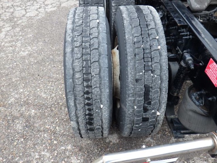 2018-volvo-vnl300-image-15