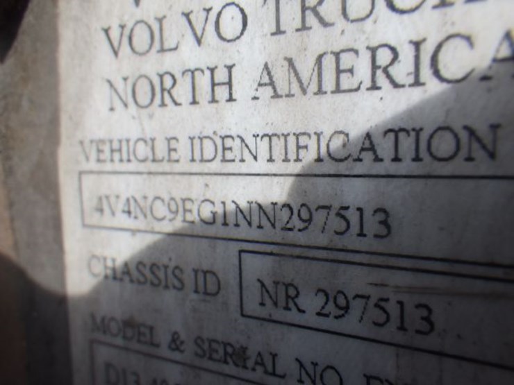 2022-volvo-vnl300-image-23