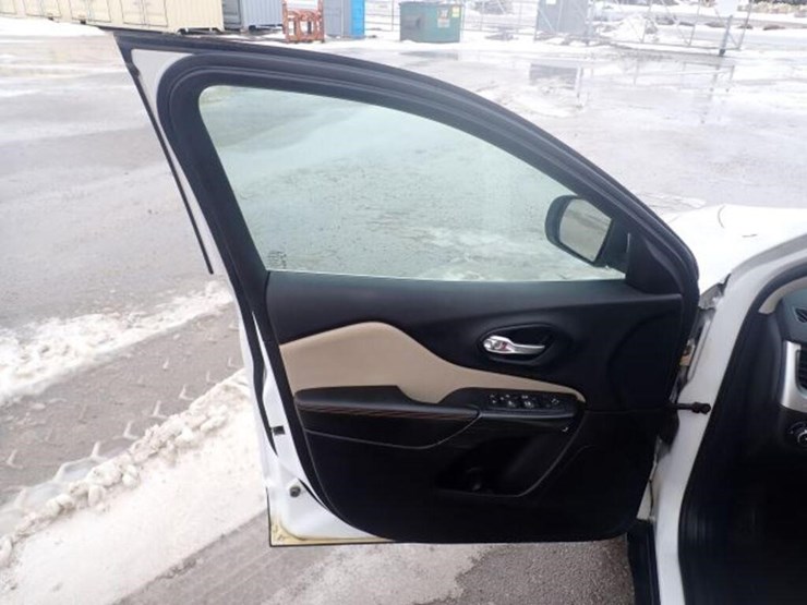 2016-jeep-cherokee-image-12