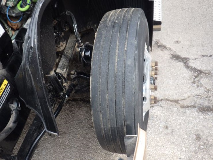 2022-volvo-vnl300-image-24