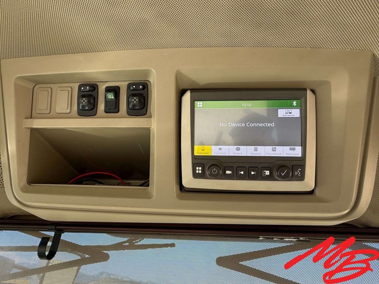 2021-john-deere-8r-370-image-21