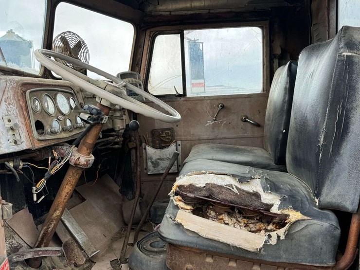 1964-peterbilt-351-image-14