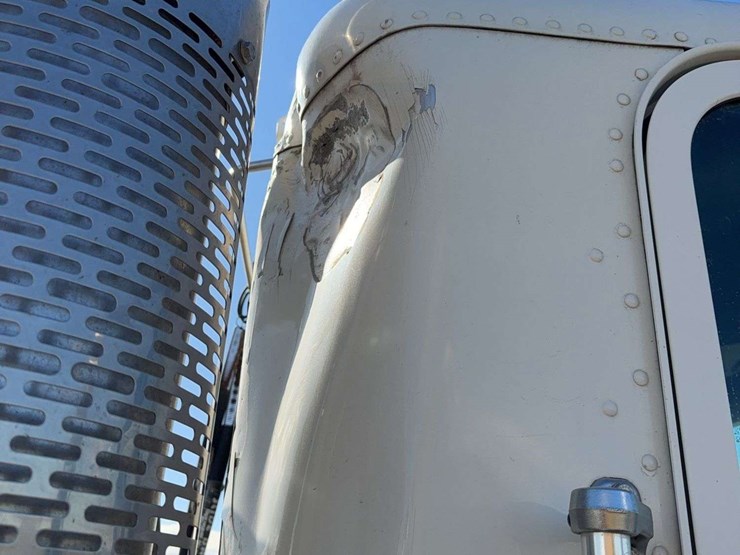 1997-freightliner-fld120-image-15