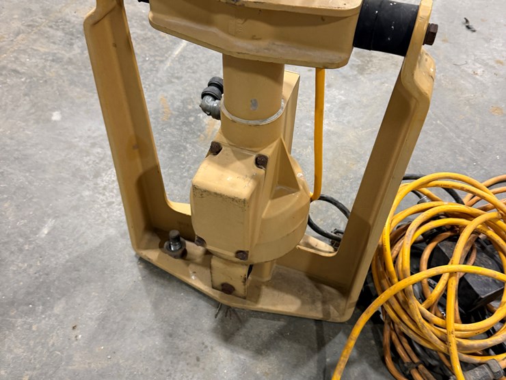 #37050-•-**-spectra-precision-laser-plane-w/control-system-image-3