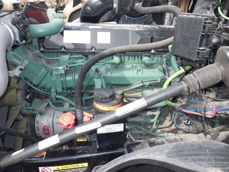 2022-volvo-vnl300-image-22