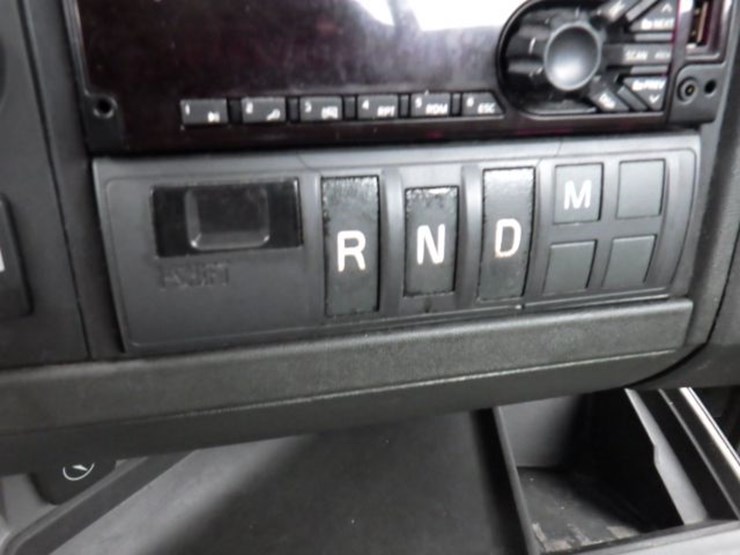 2018-volvo-vnl300-image-19