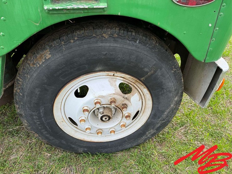 peterbilt-362-image-25