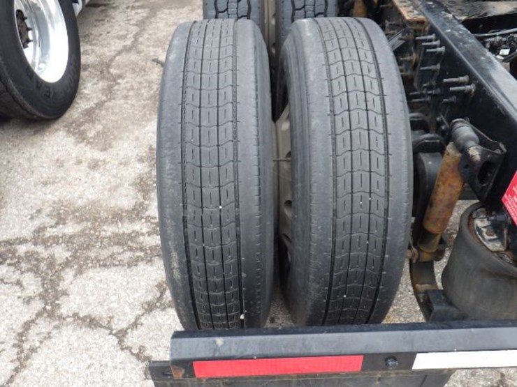 2019-volvo-vnl300-image-12