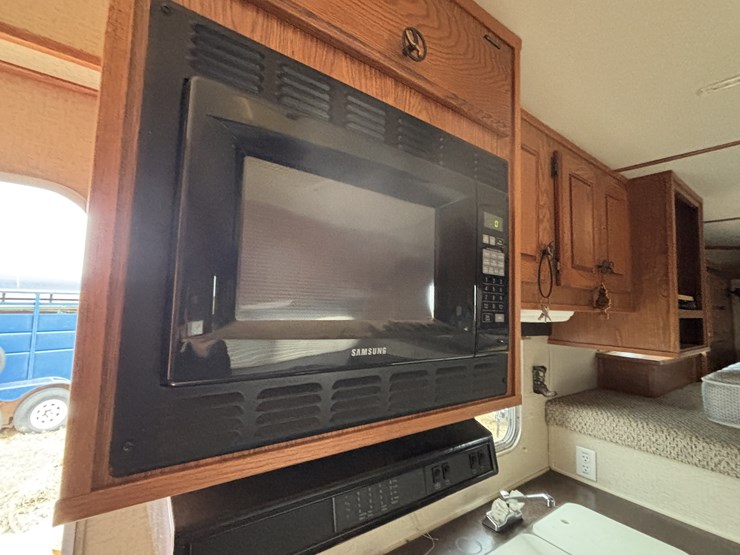 #1075-•-2005-featherlite-(4)-horse-slant-load-trailer-with-living-quarters-(nelson,-wi)-(has-wi-title)-image-13